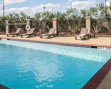 Restwell Inn & Suites I-45 North