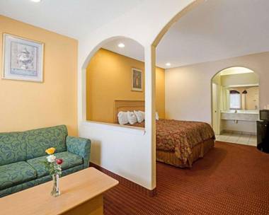 Scottish Inn & Suites IAH West