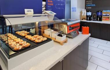 Holiday Inn Express and Suites Houston North - IAH Area an IHG Hotel