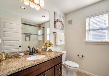 Your Luxury 2 Bed Escape*Medical Ctr*Mid/Downtown