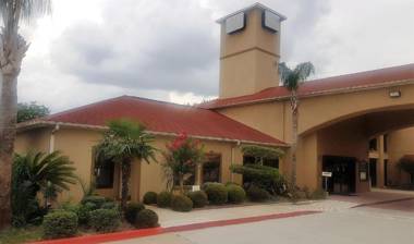 Red Roof Inn & Suites Houston – Humble/IAH Airport