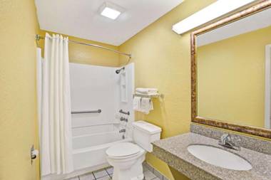 Super 8 by Wyndham La Marque TX/Texas City Area