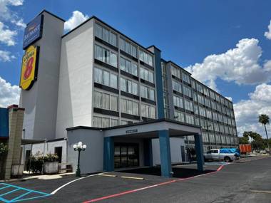 Super 8 by Wyndham Laredo