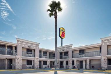 Super 8 by Wyndham McAllen-Downtown City Center-Plaza Mall-Airport