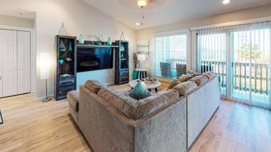 AH-G226 Remodeled Second Floor Condo Shared Pool & Hot Tub Near Marina