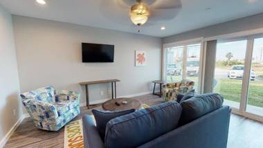 AH-J137 Newly Remodeled First Floor Condo Shared Pool & Hot Tub