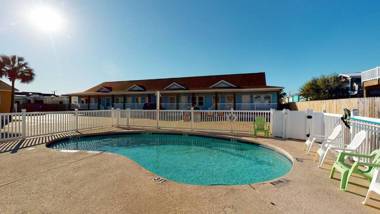 CDR109 Salt Therapy 3 bedroom 3 bath Newly Remodeled BEACH home with Shared POOL