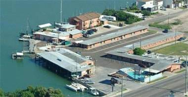 White Sands Motel Restaurant & Marina