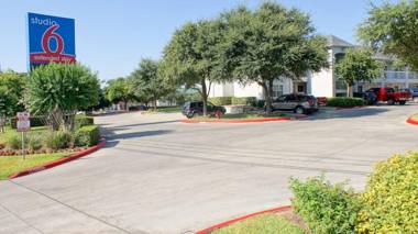 Studio 6-San Antonio TX - Six Flags