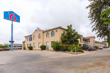 Motel 6-San Antonio TX - Fiesta Trails