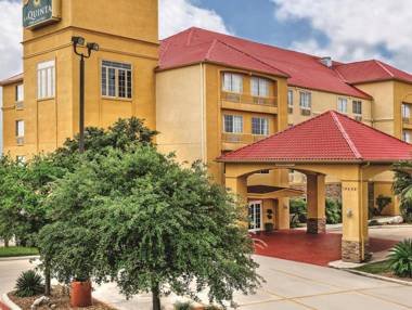 La Quinta Inn & Suites by Wyndham San Antonio North Stone Oak