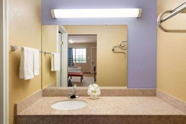 Super 8 by Wyndham San Antonio/Riverwalk Area