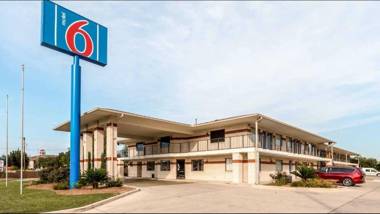 Motel 6-San Antonio TX - South WW White Rd