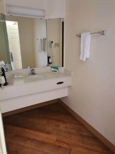 Super 8 by Wyndham San Antonio Near SeaWorld Ingram Park