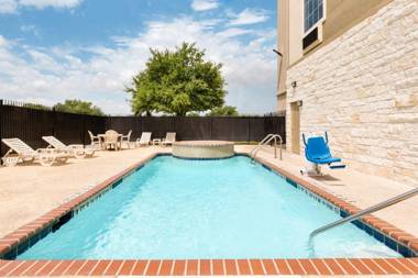 Days Inn & Suites by Wyndham San Antonio near AT&T Center