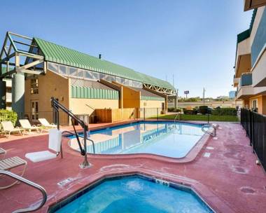 Rodeway Inn & Suites South of Fiesta Park