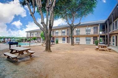 Deluxe Inn San Antonio Near Lackland AFB