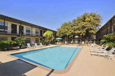 Deluxe Inn San Antonio Near Lackland AFB