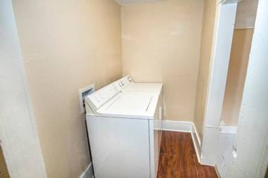 Virginia #A Cozy 2BA/1BA near Downtown Sleeps 8