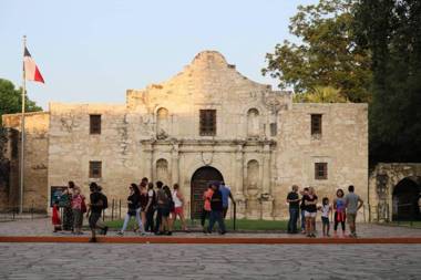 Hackberry St #A Renovated 2BR/2BA Near Downtown