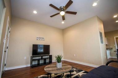 Hackberry St #B Renovated 2BR Near Downtown SA