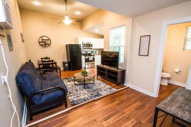 One Bedroom Apartment Near Downtown with Sleeper