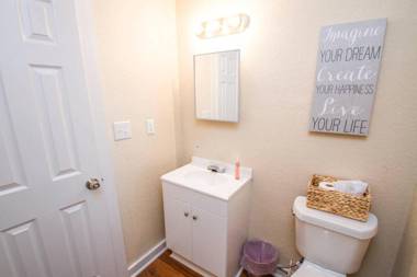 One Bedroom Apartment Near Downtown with Sleeper