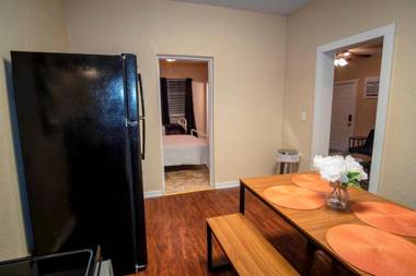 Cozy Downtown Guest House 2BR/1BA Sleeps 8