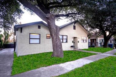 Cozy Downtown Guest House 2BR/1BA Sleeps 8