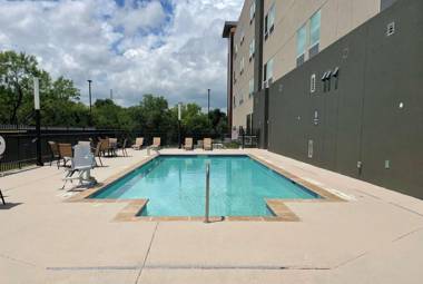 La Quinta Inn & Suites by Wyndham San Antonio Seaworld LAFB