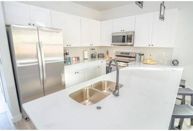 Spectacular Cozy 3 BR plus 2 and a half BA Apt Near Downtown