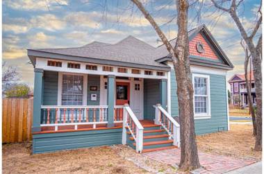 Beautiful Craftmans 4BR25BA Home Near Downtown