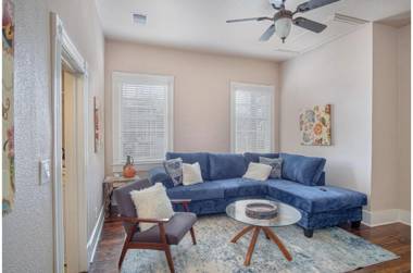 Beautiful Craftmans 4BR25BA Home Near Downtown