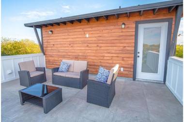 Spectacular Newly Built 3 BR Condo Near Downtown