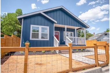 Beautiful Fenced 3BR 2BA Near Exciting Downtown