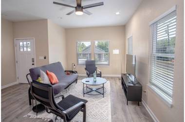 Beautiful Fenced 3BR 2BA Near Exciting Downtown