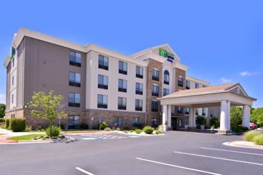 Holiday Inn Express & Suites Selma an IHG Hotel