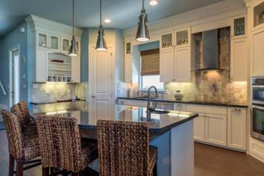 Capricorn - 3 Bedrooms Condo with Private Pool easy walk to the beach Sleeps 6