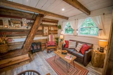 Cozy Cabin Little Red Hen 12 min to Magnolia