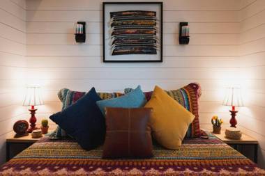 Beautiful New Container Home 12 min. to Magnolia