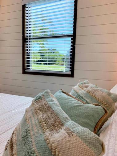 Container Tiny Home 12 min to Magnolia Silos and Baylor