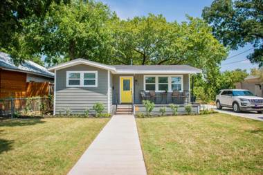 Walk to the Silos! 3 Bed 1960's Bungalow near Baylor