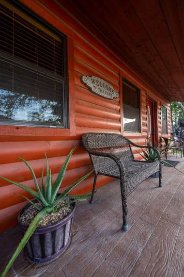 Pet Friendly Cabin 4 - 15 minutes from Magnolia and Baylor