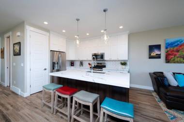 Gorgeous Decor with Private Hot Tub EW23