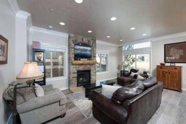 4 Bedroom Luxury Huntsville Utah Vacation Rental - 10 Mins From Snowbasin LS 43