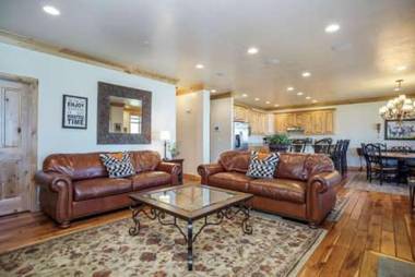 Lakefront Huntsville Utah Lodging Option - 3 Bedroom Sleeps 10 LS59