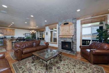 Lakefront Huntsville Utah Lodging Option - 3 Bedroom Sleeps 10 LS59