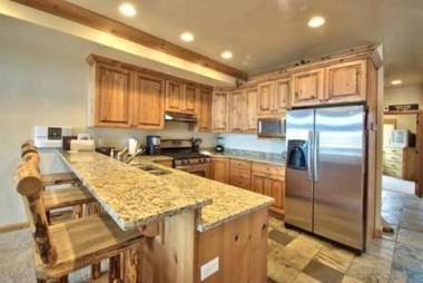 2 Bedroom Snowbasin Vacation Rental - Huntsville Utah Lodging Options LS63