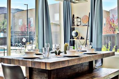 Pet Friendly Charismatic Poolside Home with Free Bikes - Entrada 623