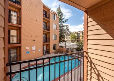 Carriage House Condominiums by All Seasons Resort Lodging